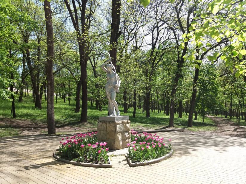 «Девушка» в Курортном парке