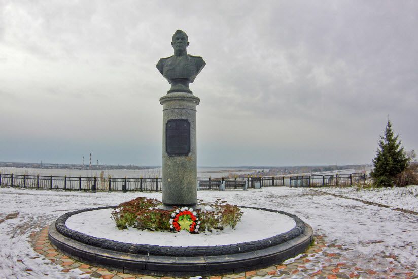 Памятник А.В. Ворожейкину