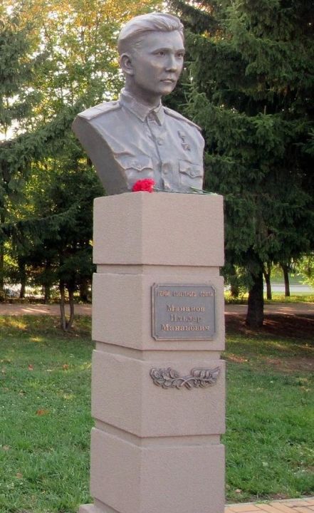 Памятник Мананову Ильдару