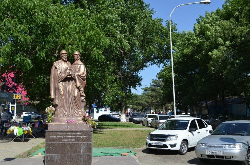 Памятник Петру и Февронии