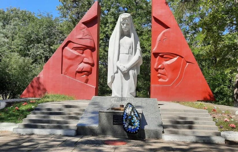 Памятник «Скорбящая мать»