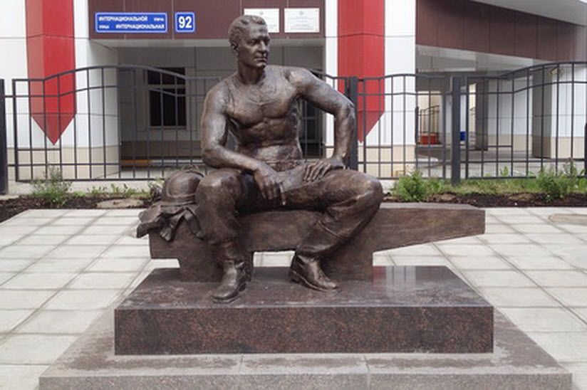 Памятник электромонтеру