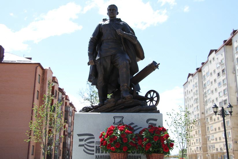 Памятник Ханпаше Нурадилову
