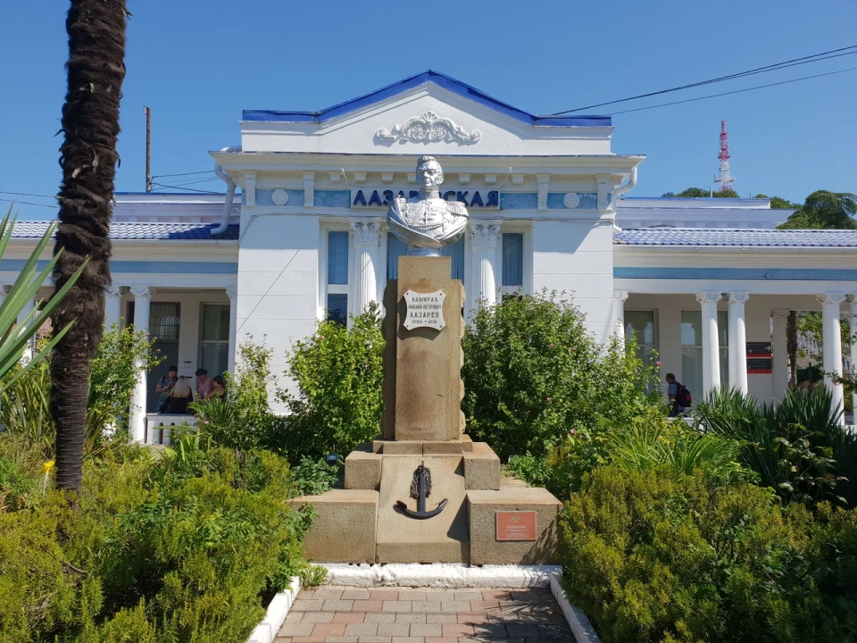 Памятник М. Лазареву