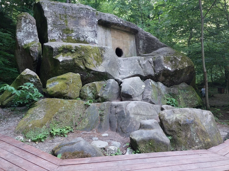 Волконский дольмен