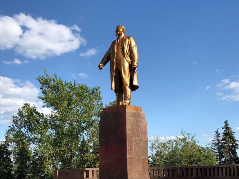 Памятник Ленину на Советской площади