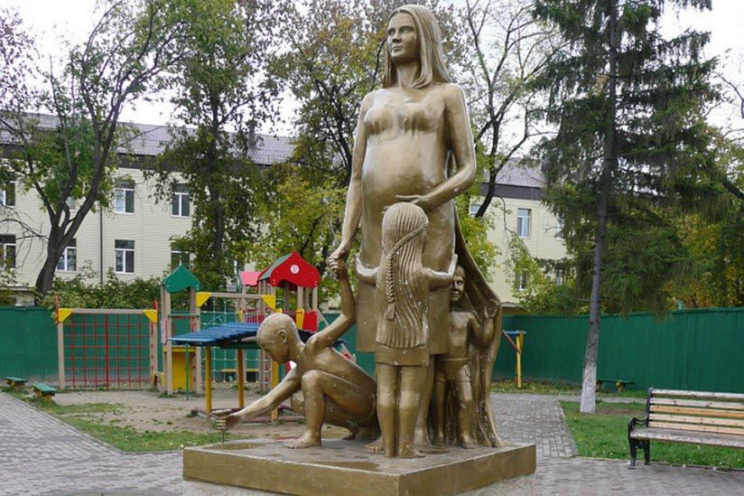 Скульптура «Мама»