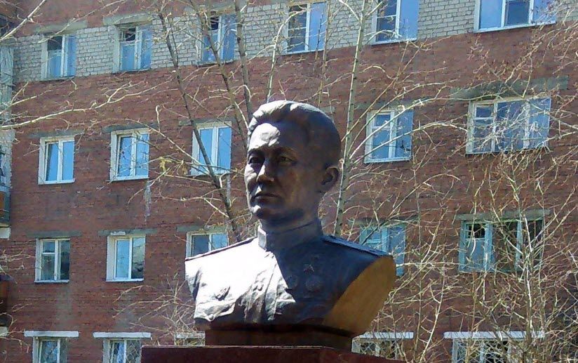 Бюст Ж.Е. Тулаева