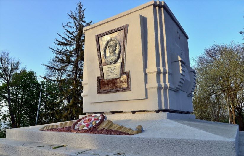 Памятник генералу И.Р. Апанасенко