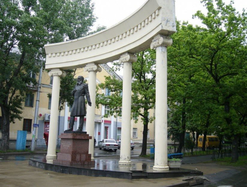 Памятник генерал-губернатору Никифораки