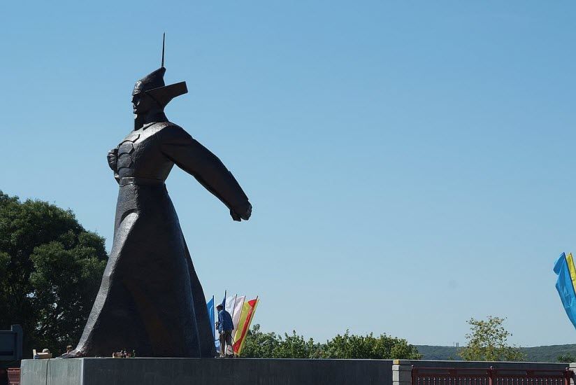 Памятник буденновцу