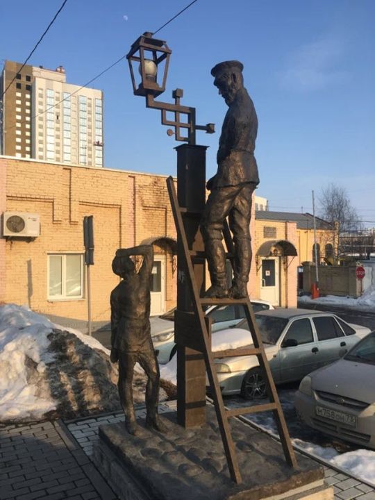 Скульптура «Первый электрический фонарь»