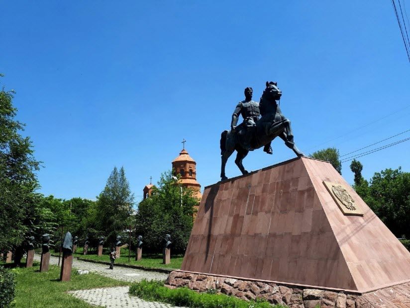 Памятник Андранику Зоравара и Борцам-добровольtsam