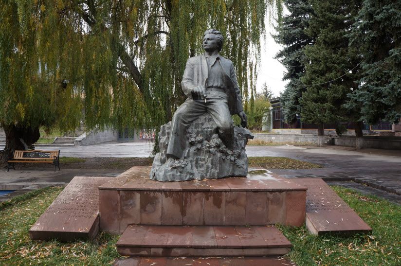 Памятник Ованесу Ширазу
