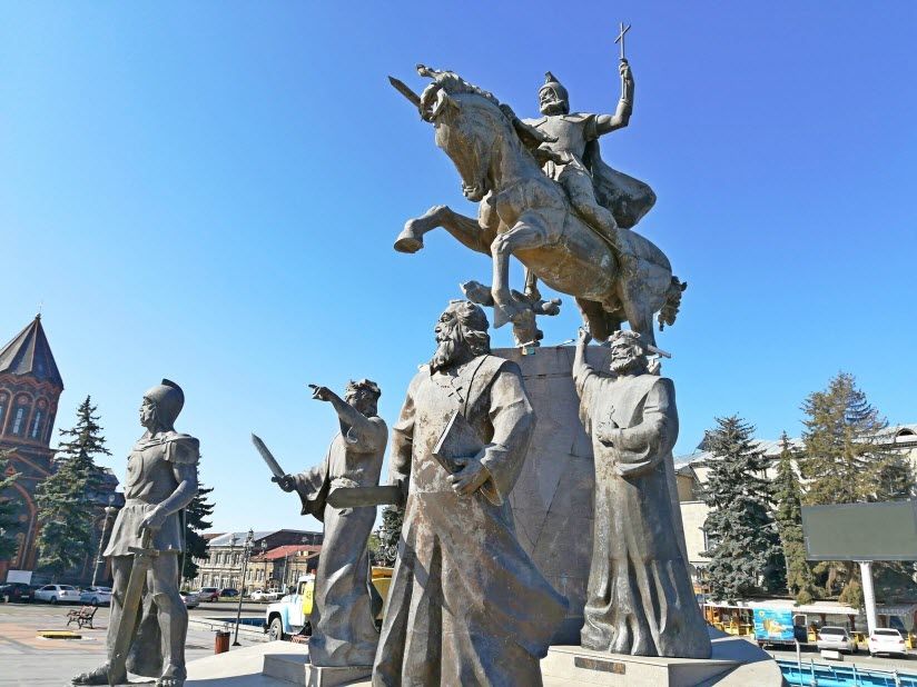 Памятник Вардану Мамиконяну