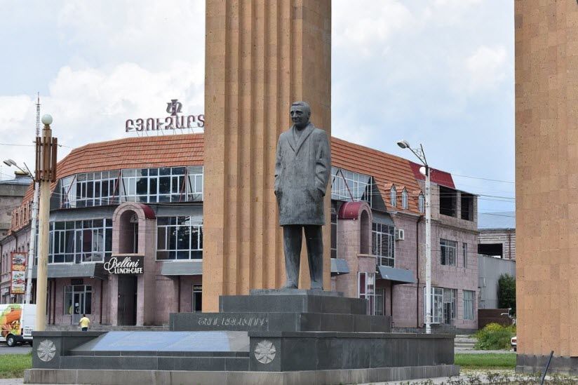 Памятник Шарлю Азнавуру