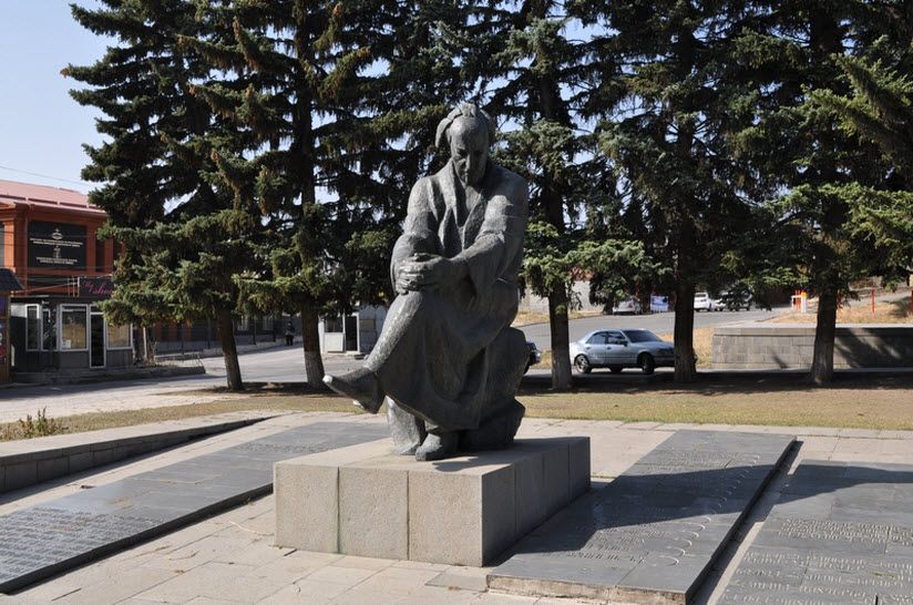 Памятник Аветику Исаакяну