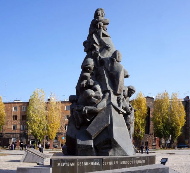 Монумент в память о жертвах землетрясения