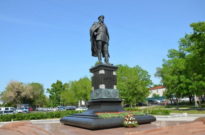 Монумент Капитану Якову Дьяченко