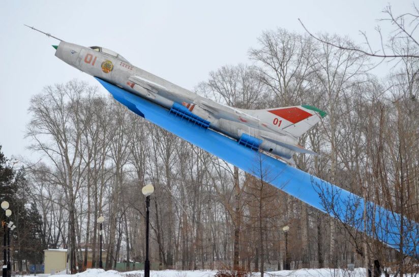 Памятник-самолёт Су-7