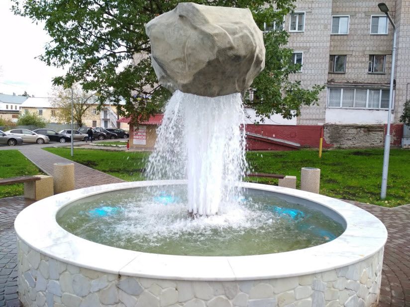Фонтан «Парящий камень»