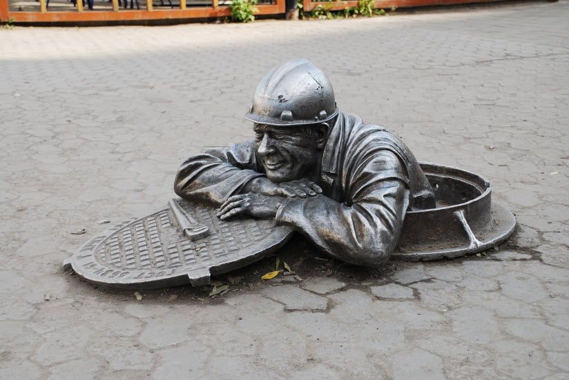 Памятник Сантехнику Степанычу
