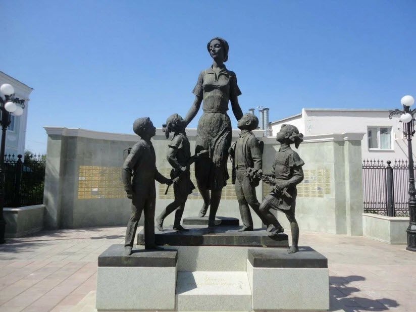 Памятник первой учительнице