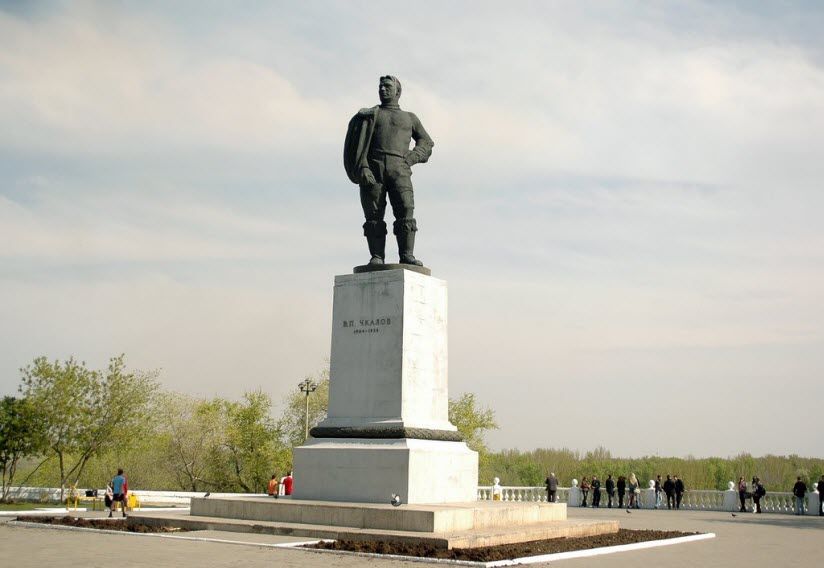 Памятник В. Чкалову
