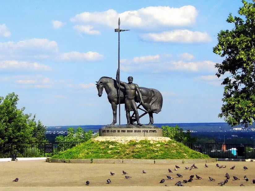 Памятник «Первопоселенец»