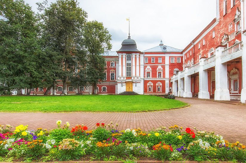 Архиерейский двор