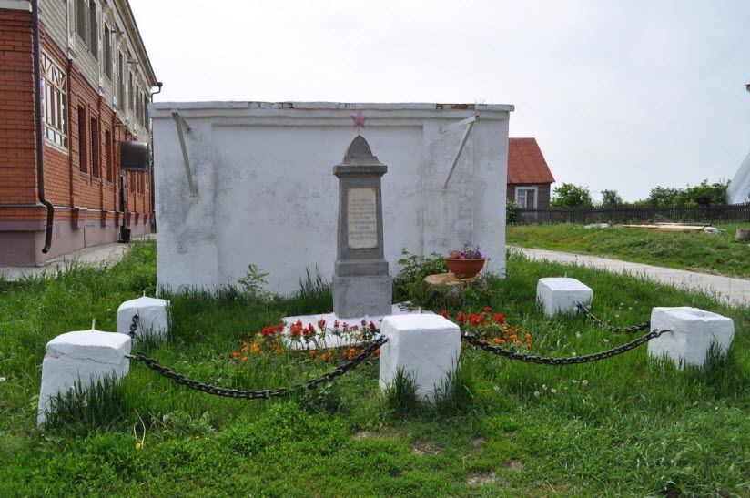 Стена коммунаров