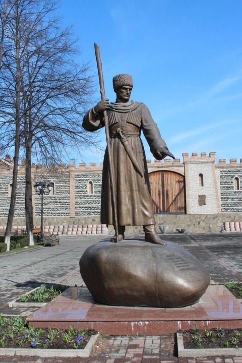 Памятник Дзаугу Бугулову