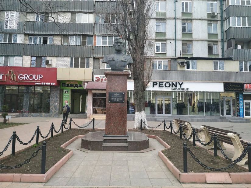 Памятник Юсупу Акаеву
