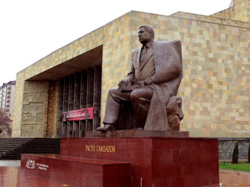 Памятник Расулу Гамзатову