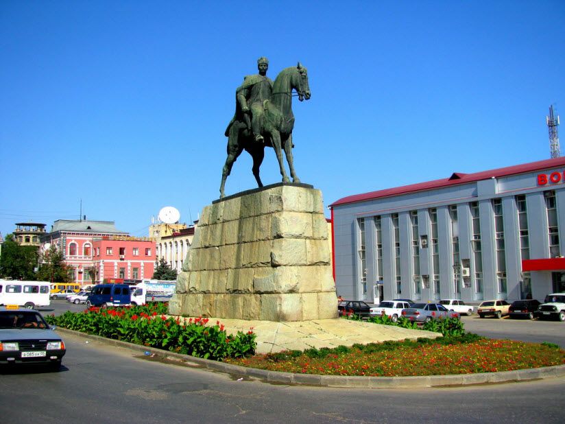 Памятник Махачу Дахадаеву