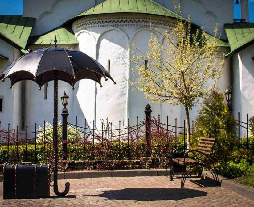 Скульптура «Зонт и чемодан»