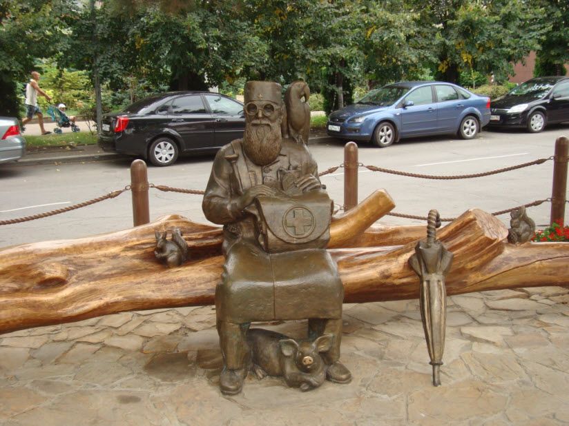 Памятник Айболиту