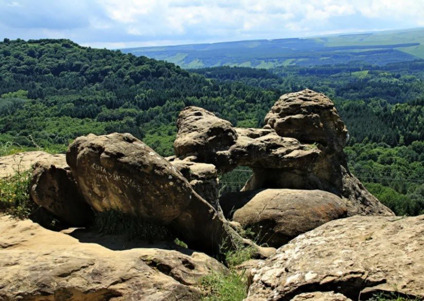 Серые камни
