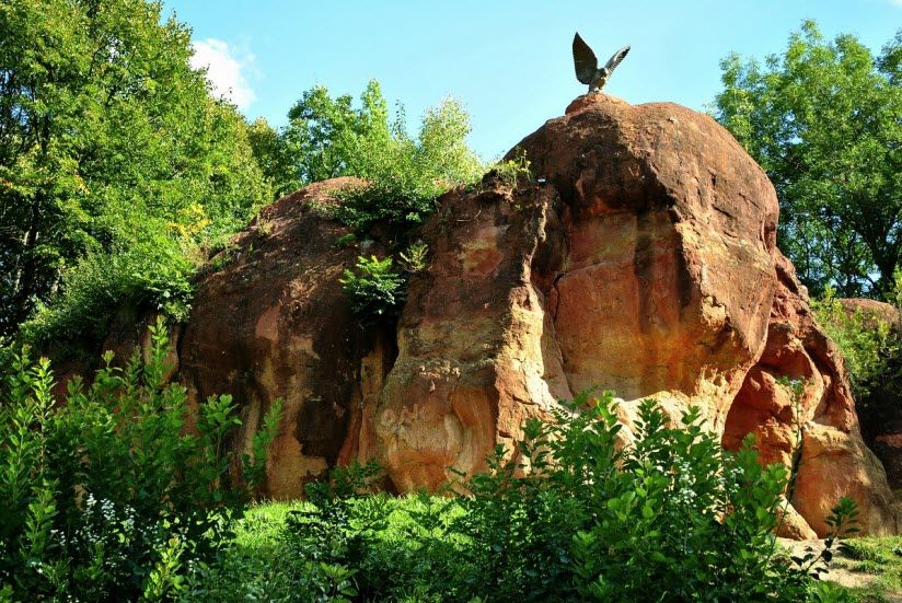 Красные камни