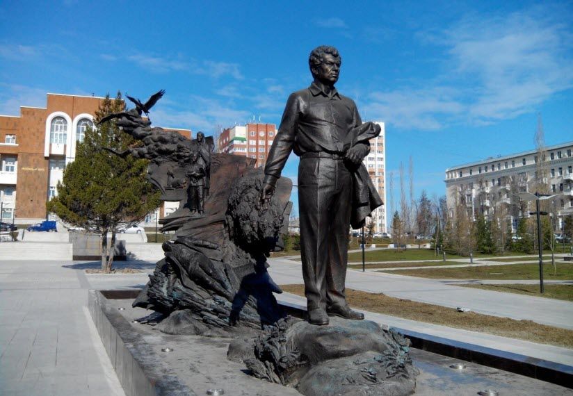 Памятник Мустаю Кариму