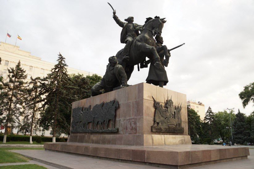 Памятник первой конной армии