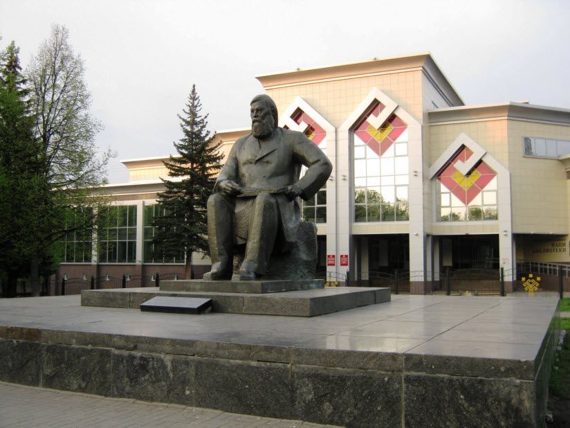 Памятник И.Я. Яковлеву
