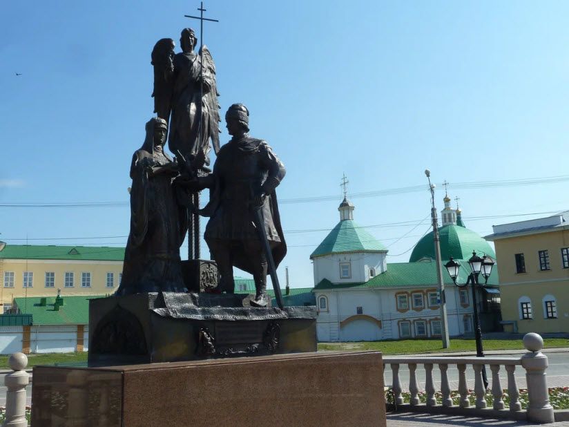 Памятник Святым Петру и Февронии Муромским