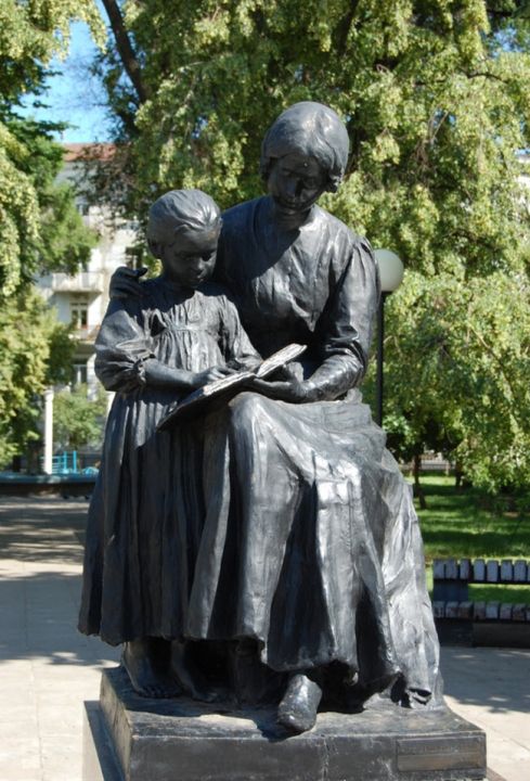 Памятник Первой учительнице