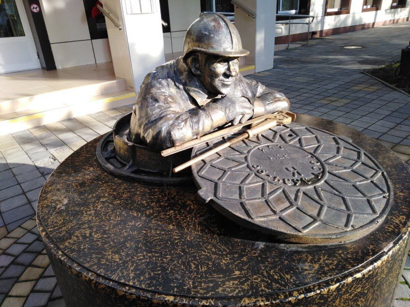 Памятник Сантехнику