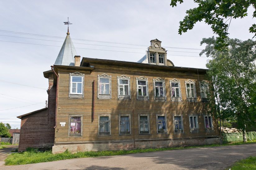 Дом с башней