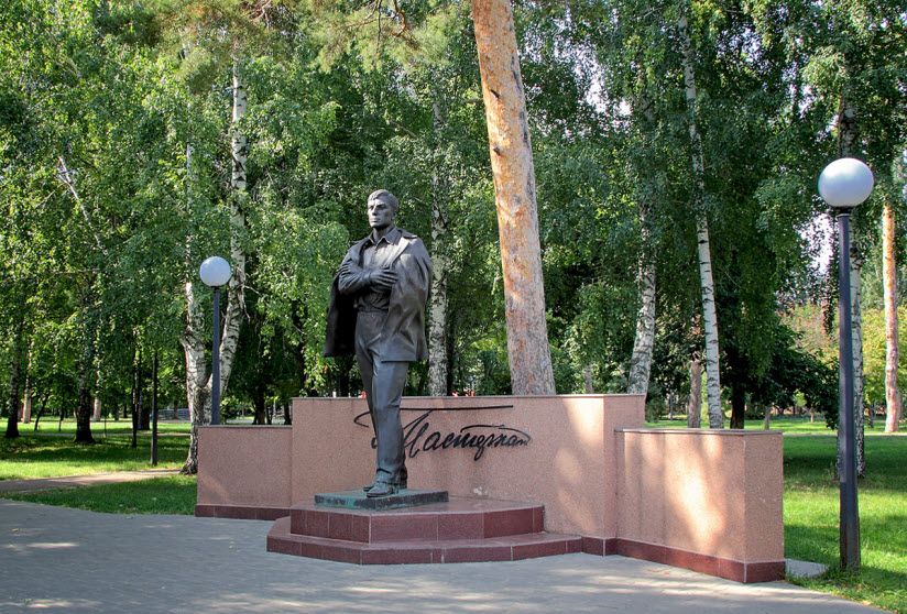 Памятник Б. Пастернаку