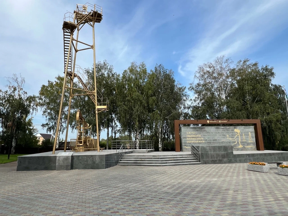 Скульптура Вышка-бабушка