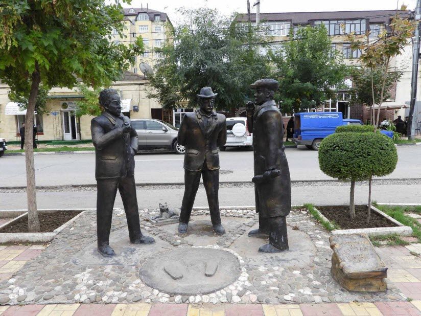Памятник Дербентцы у кинотеатра
