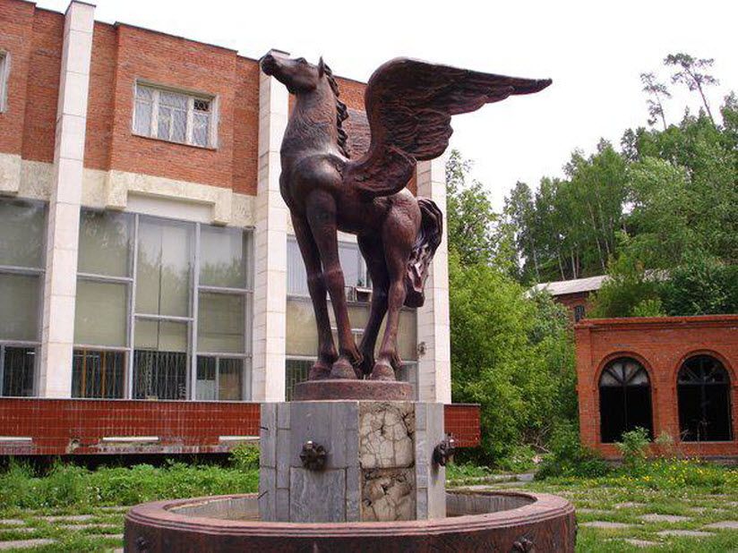 Скульптура-фонтан «Крылатый конь»